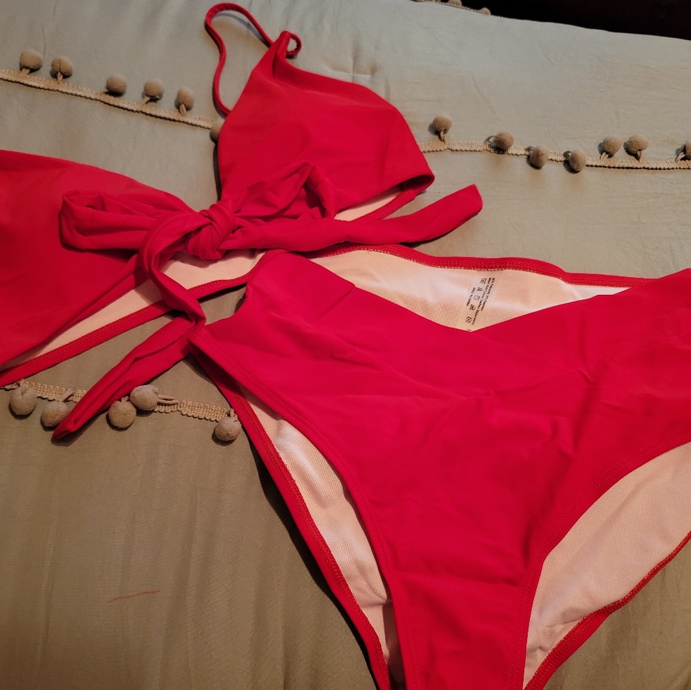 Red bikini size large - Picture 3 of 5